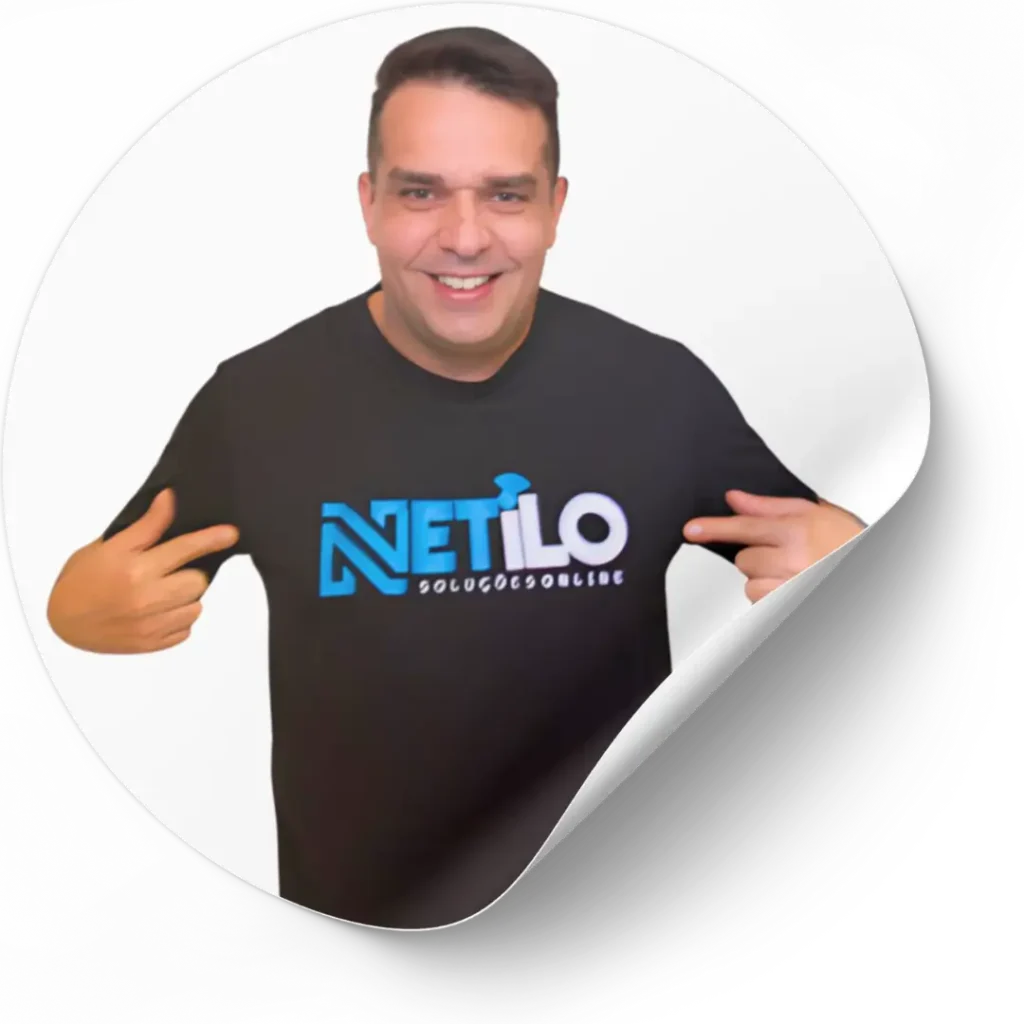 Imagem de um homem sorridente vestindo uma camiseta preta com a logomarca da Netilo, uma agência de marketing digital em Brasília. Ele está apontando para o logotipo da empresa, que é colorido em azul e branco.