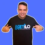 Netilo agência de marketing em BRasília apontando para camisa