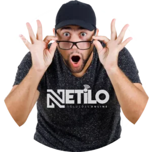 A imagem mostra um homem com expressão surpresa, segurando os óculos com ambas as mãos, levantando-os levemente em direção ao rosto. Ele está vestindo uma camiseta preta e um boné preto, e o logo da empresa "Netilo Soluções Online" está visível na frente de sua camisa. O fundo da imagem é branco, com detalhes gráficos que sugerem serviços online e documentos. Esta imagem parece ser parte de uma campanha de marketing ou identidade visual da Netilo, que é uma agência de marketing em Brasília DF